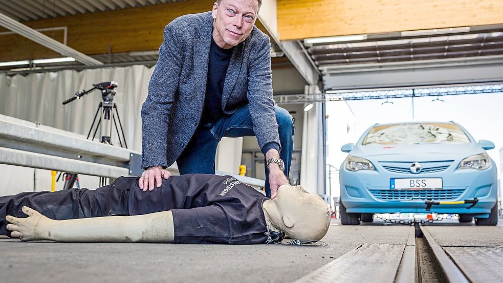 Nach dem Crashtest ist Unfallforscher Siegfried Brockmann sicher: Diesen Frontalzusammenstoß mit einem Auto hätte ein Fußgänger nicht überlebt. Foto: Lars Berg