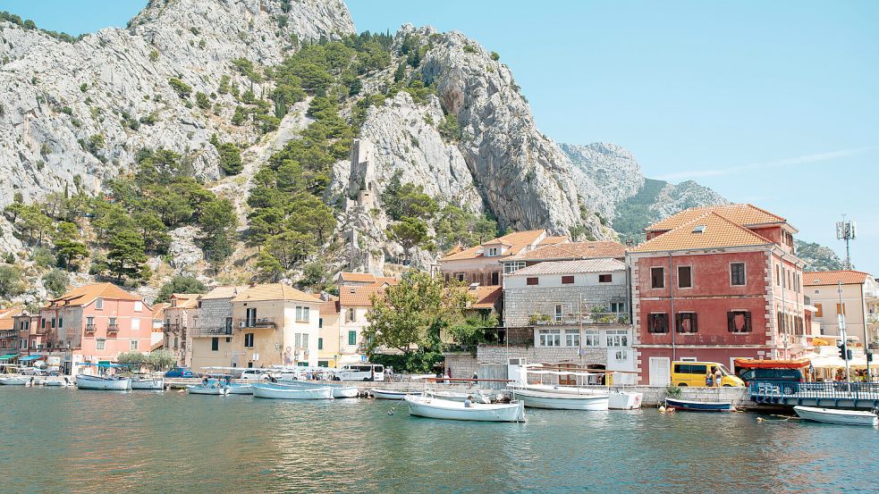 Mittelmeer-Idyll: die kroatische Hafenstadt Omis. Längst gehört der Adriastaat zu den beliebtesten Reisezielen der Deutschen. Foto: IMAGO/Cavan Images