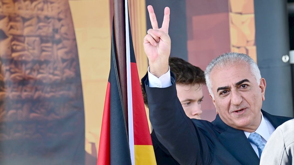 Sprach vor Tausenden Unterstützern: Reza Pahlavi. Foto: Sebastian Gollnow/dpa