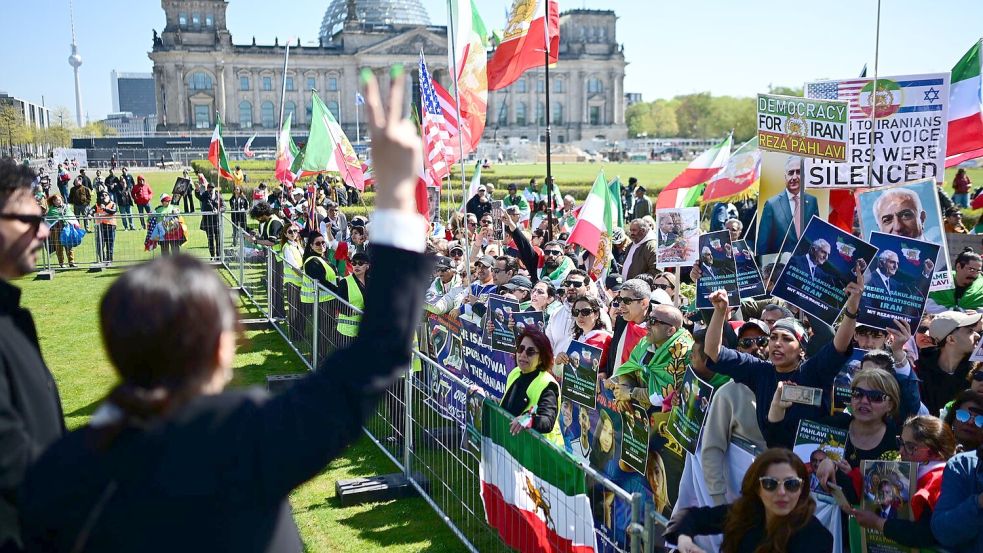 Pahlavis Unterstützer demonstrierten am Bundestag. Foto: Sebastian Gollnow/dpa