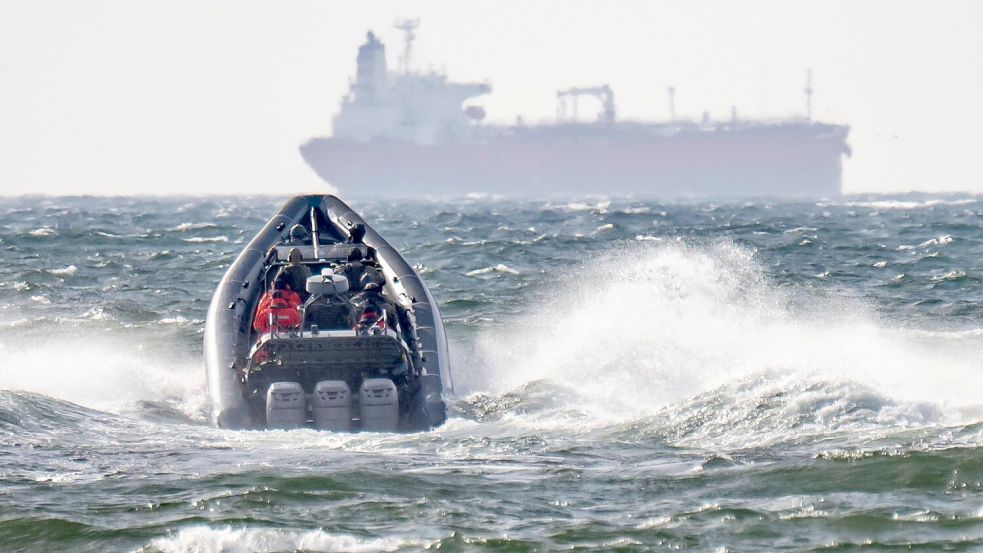 Russland versucht mit Hilfe einer sogenannten Schattenflotte, Beschränkungen für seine Ölexporte zu umgehen - die EU will das nun weiter erschweren. (Archivbild) Foto: Johan Nilsson/TT News Agency via