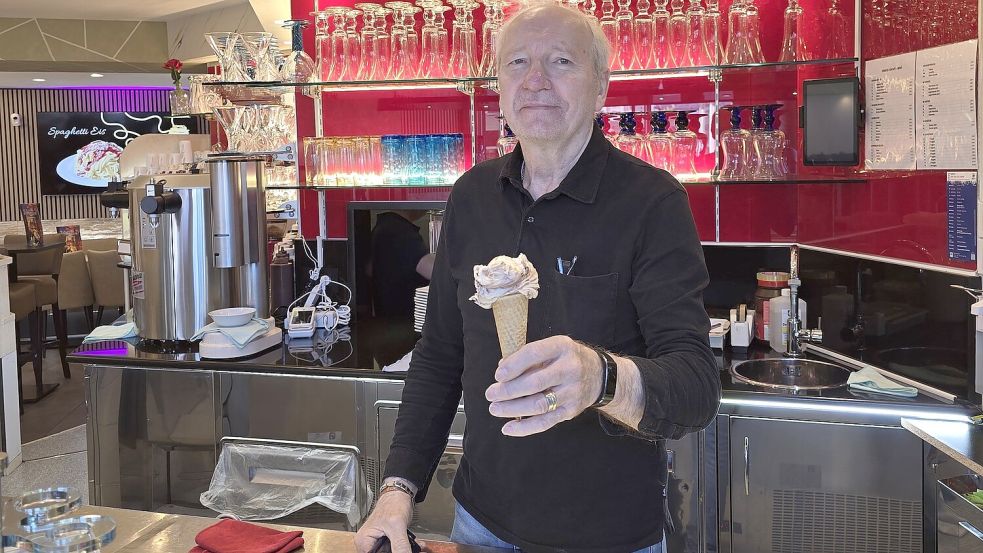 Valentino Furlan vom Venezia beobachtet, das verschiedene Eissorten in unterschiedlichen Altersklassen beliebt sind. Foto: Moritz Hippen/Maximilian Gutzeit