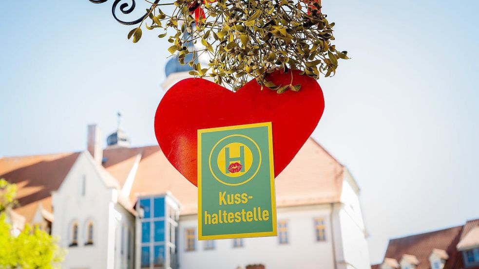 Rotes Herz und Mistelzweig: Auf dem Marktplatz in Eisenberg ist Küssen ausdrücklich erwünscht. Foto: Jacob Schröter/dpa