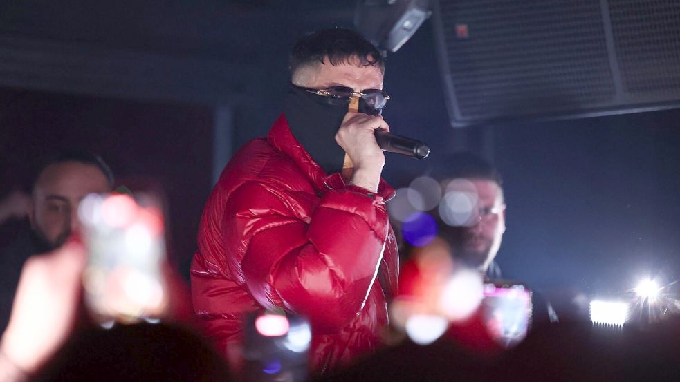 Haftbefehl feiert am Freitag seine mit Spannung erwartete Ballermann-Premiere. Foto: Hannes P. Albert/dpa
