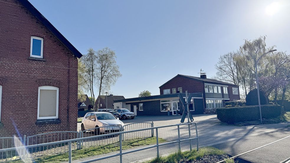 Die Praxis von Jürgen Gauger liegt direkt an der Bahnstrecke. Gleich nebenan könnte das MVZ entstehen. Foto: Holger Janssen