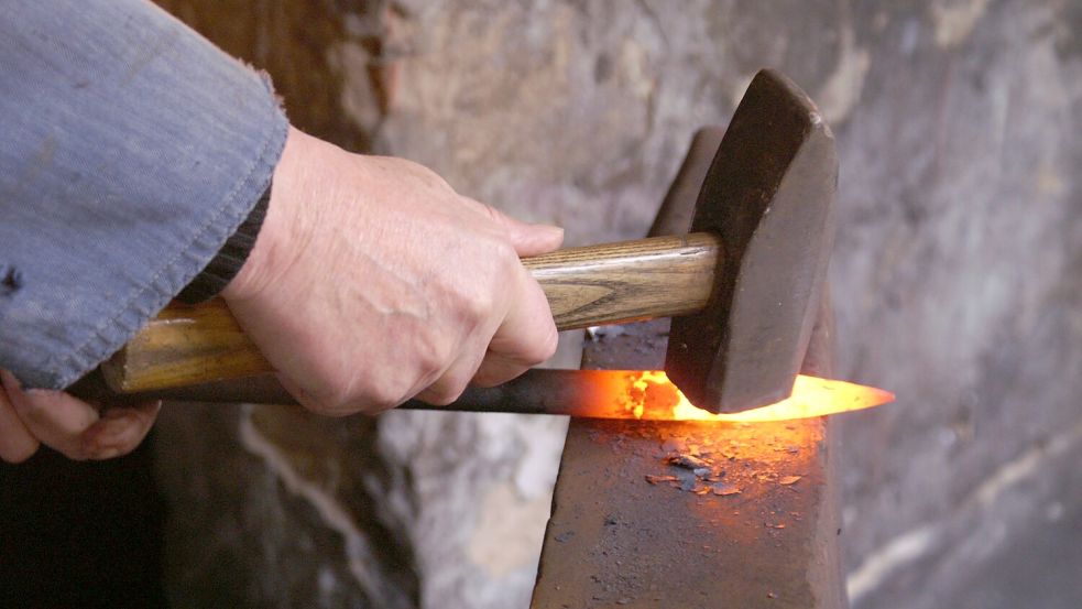 In Münkeboe können Interessierte in einem Workshop ihr eigenes Messer schmieden. Foto: Pixabay