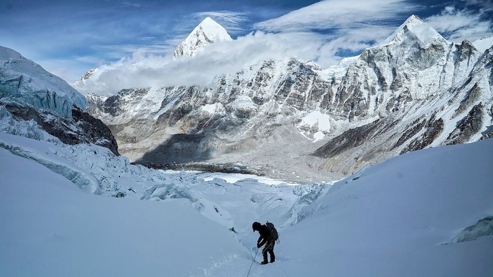 Das kurze Zeitfenster für den Gipfelsturm zum Mount Everest öffnet sich bald, doch der Weg vom Basislager ist noch versperrt. (Archivbild) Foto: Pasang Rinzee Sherpa/AP/dpa