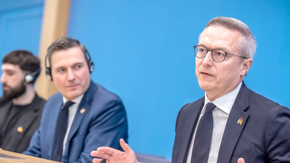 Digitalminister Karsten Wildberger (r.) und sein kanadischer Amtskollege Evan Solomon stellen den deutsch-kanadischen Deal in Berlin bei einer Pressekonferenz vor. Foto: Michael Kappeler/dpa