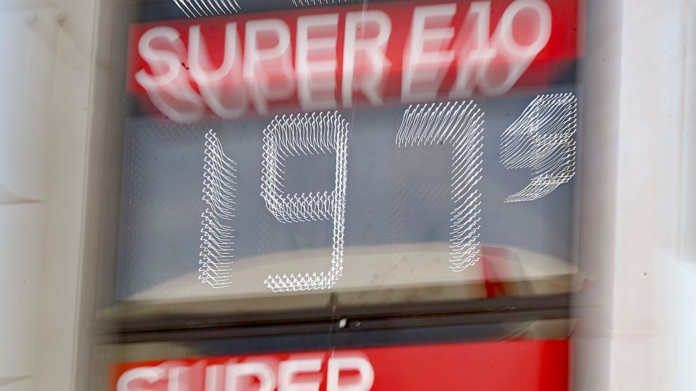 Am 1. Mai werden die Spritpreise an den meisten Tankstellen voraussichtlich unter 2 Euro fallen. (Archivbild) Foto: Bernd Weißbrod