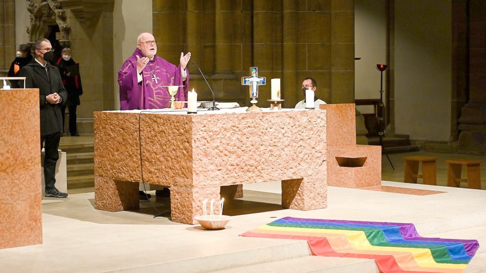 Kardinal Reinhard Marx, hier bei einem Queer-Gottesdienst, hat in seinem Bistum eine Handreichung in Kraft gesetzt, die Segensfeiern für homosexuelle Paare ermöglicht. (Archivbild) Foto: Tobias Hase