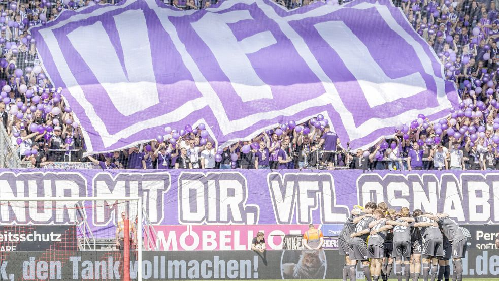 Der VfL Osnabrück und sein Anhang beim Spiel in Ingolstadt: Ein Aufstieg auswärts - etwa in Wiesbaden - ist aktuell ein sehr wahrscheinliches Szenario. Foto: imago/Fotostand