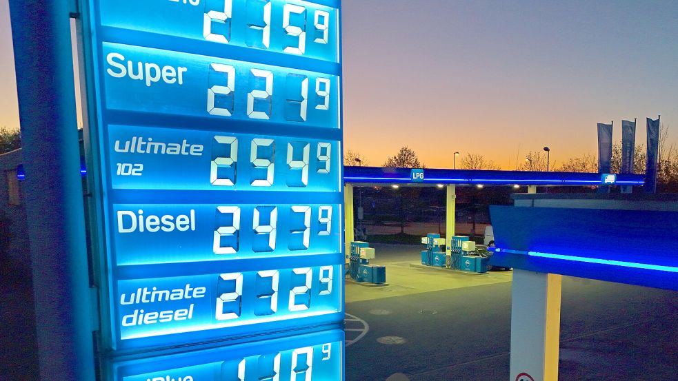 Beim Blick auf die Spritpreise kann einem übel werden. Die Regierung senkt immerhin die Steuern auf Mineralöl. Foto: IMAGO/Sven Simon