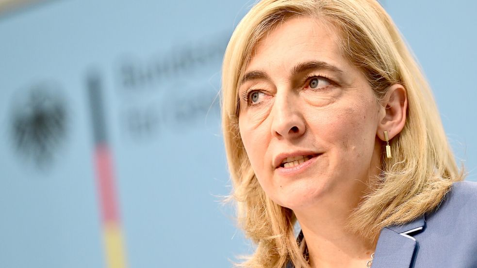 Bundesgesundheitsministerin Nina Warken will die Kliniken in Deutschland entlasten. Foto: dpa/Sebastian Gollnow