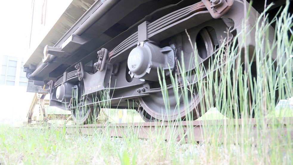 Ein Güterwagon auf einem Abstellgleis in Aurich. Seit Jahren wird darüber gestritten, ob dort bald wieder Personenzüge rollen. Foto: Romuald Banik