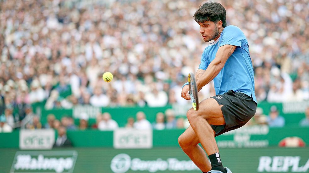 Galt neben Jannik Sinner als Topfavorit auf den Titel in Paris: Carlos Alcaraz. (Archivbild) Foto: Valery Hache/AFP/dpa