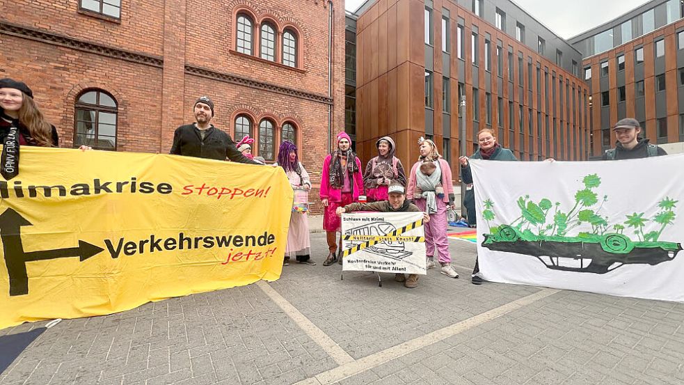 Mit etwa einem Dutzend Unterstützern machte Salome Krug im Innenhof des Greifswalder Amtsgerichts Werbung für ihre Sache – das straffreie Schwarzfahren. Foto: Maximilian Lill