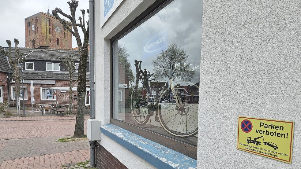 Wer sein Auto in Marienhafe abstellt, sollte sich zuvor vergewissern, ob es sich um private oder öffentliche Flächen handelt. Foto: Thomas Dirks