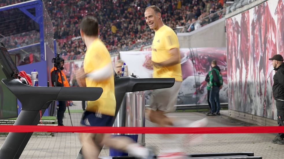 Red Bull-Geschäftsführer Oliver Mintzlaff läuft während der Partie für den guten Zweck. Foto: Jan Woitas