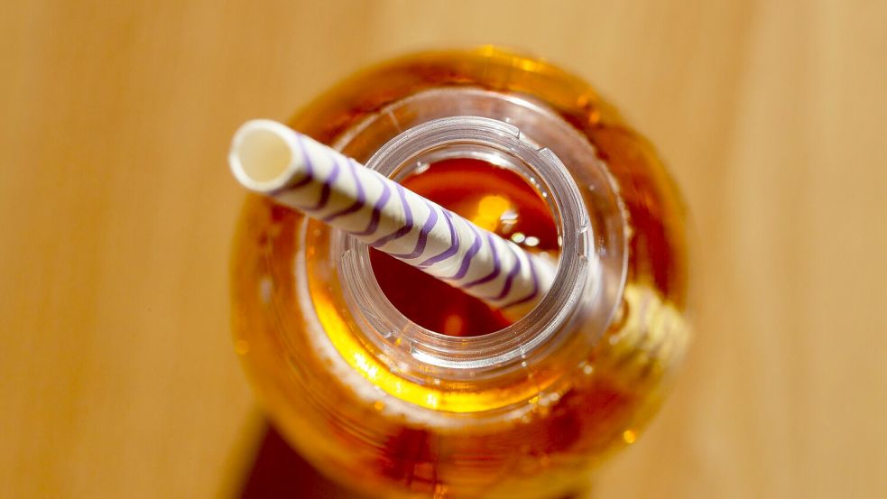 Sollte ein Preisaufschlag für stark gezuckerte Getränke kommen? (Archivbild) Foto: Fernando Gutierrez-Juarez/dpa