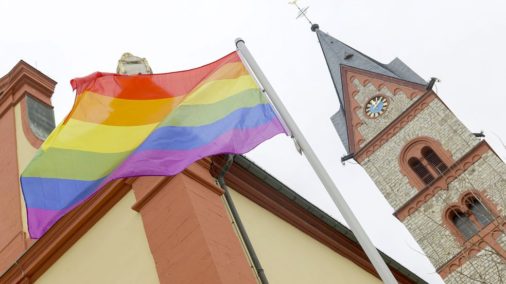 Im Erzbistum München-Freising wird ein umstrittener Schritt Realität: Segnungen für gleichgeschlechtliche Paare sind nun offiziell erlaubt. Der Papst stellt sich dagegen. Foto: IMAGO / Sämmer