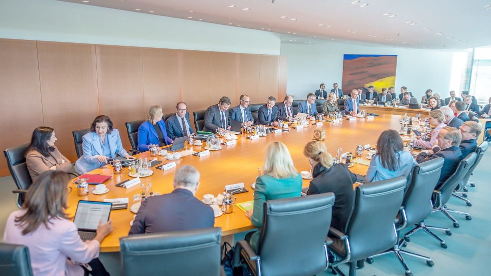 Die Phishing-Kampagne über den Messenger Signal hat auch das Bundeskabinett erreicht. (Archivbild) Foto: Michael Kappeler/dpa