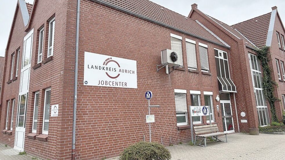 Das Jobcenter in Norden wird derzeit von einem Sicherheitsdienst bewacht. Foto: Rebecca Kresse