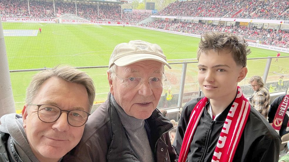 Berliner Reisegruppe im Stadion der Freundschaft in Cottbus. Die Essener Ultras stehen gleich rechts von uns. Foto: Tobias Schmidt