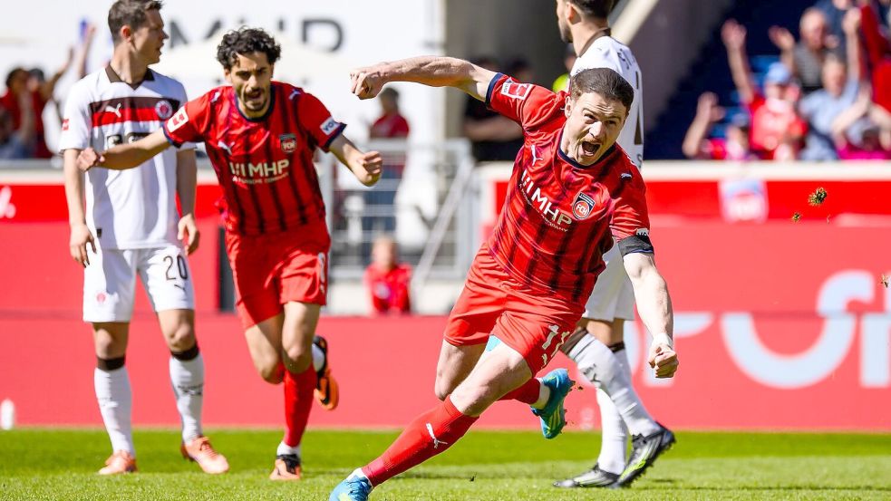 Drehte früh jubelnd ab: Torschütze Budu Siwsiwadse Foto: Tom Weller