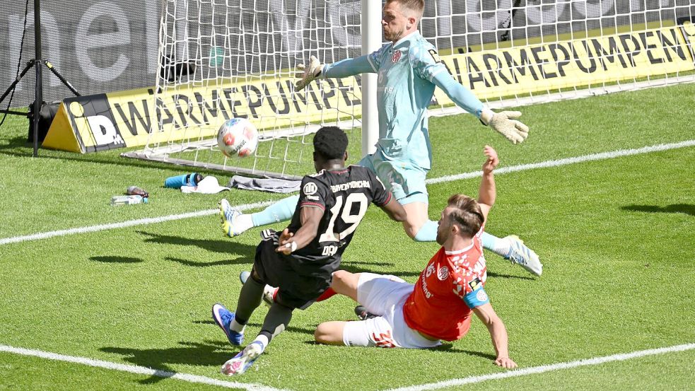 Vergab die einzige Bayern-Chance vor der Pause: Alphonso Davies. Foto: Torsten Silz