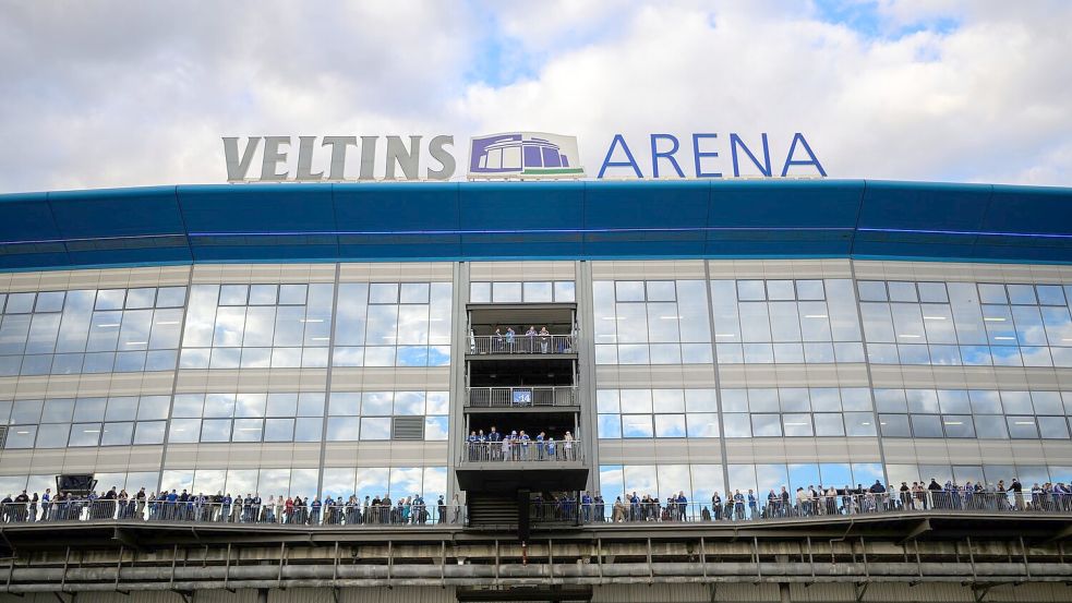 Der Mann war nach Angaben der Polizei bei einer Führung durch das Stadion vom FC Schalke 04 dabei gewesen. (Symbolbild) Foto: Anke Waelischmiller