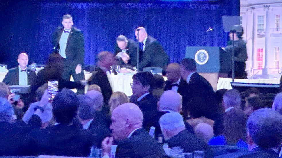 Trump wurde nach dem Vorfall bei der Abendveranstaltung evakuiert. Foto: Mark Schiefelbein