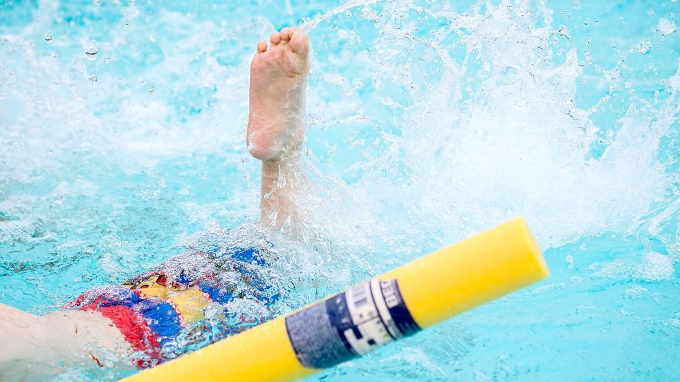 Die ersten Schwimmzüge fallen vielen Kindern schwer. (Symbolbild) Foto: Julian Stratenschulte