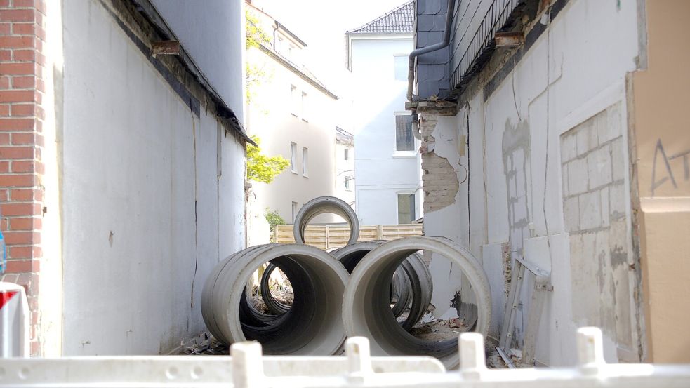 Früherer Flachbau: In dieser Lücke sollen eine erweiterte Lagerfläche für den Bodenleger „Fußboden Graß“ sowie drei Tiny Apartments entstehen. Foto: Jakob Rüter