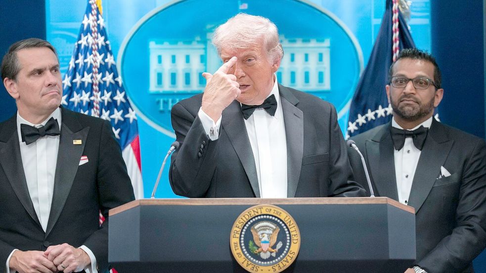 US-Präsident Trump trat nach dem Vorfall im Smoking vor die Presse. Foto: Jose Luis Magana