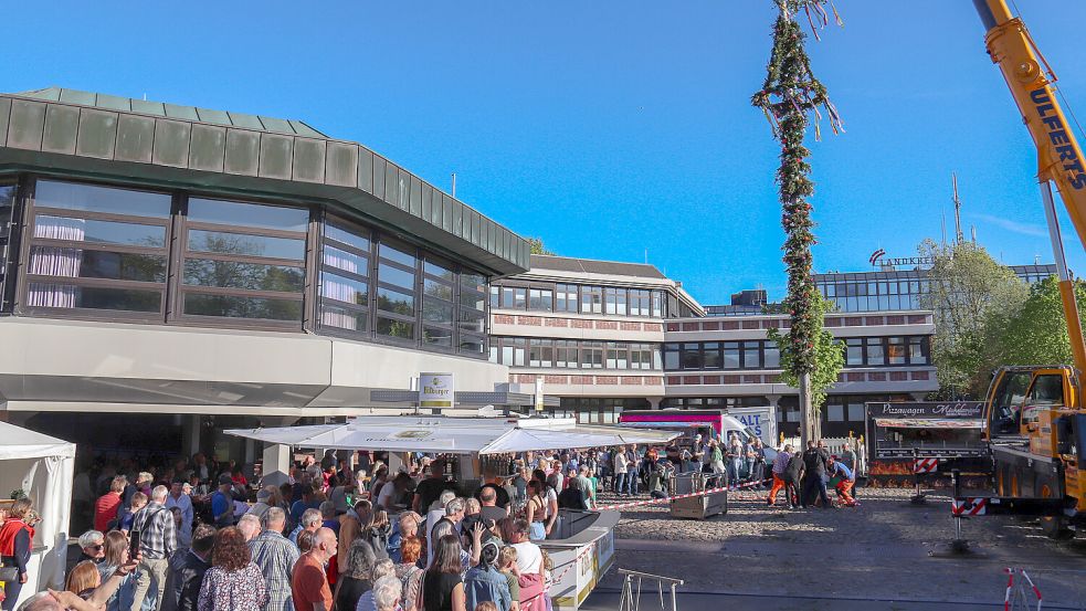 Im vergangenen Jahr stand der Auricher Maibaum beim Rathaus. Foto: Romuald Banik