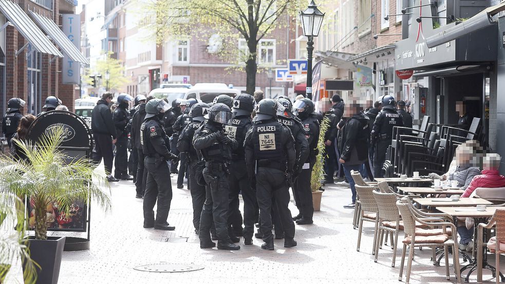 Viele Polizeikräfte waren am Sonntagvormittag in der Emder Innenstadt, um Fans von Kickers Emden von VfB-Oldenburg-Fans zu trennen. Foto: Jens Doden