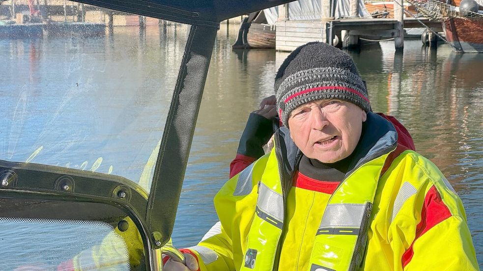 Mecklenburg-Vorpommerns Umweltminister Till Backhaus (SPD) ist am Sonntag erneut raus zum vor Poel liegenden Buckelwal gefahren. Foto: Christopher Hirsch