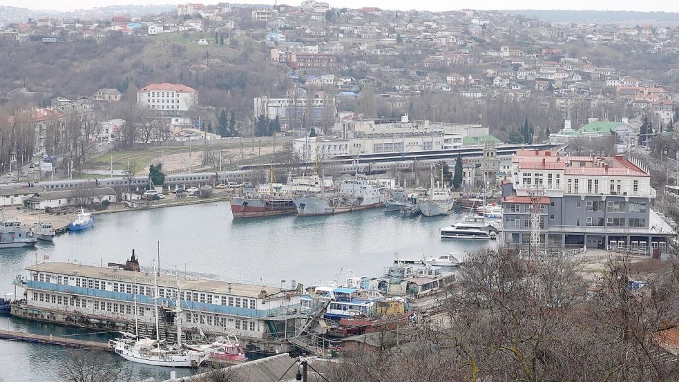 In Sewastopol sind nach russischen Angaben Dutzende ukrainische Drohnen von der Flugabwehr abgeschossen worden. (Archivbild) Foto: Ulf Mauder/dpa
