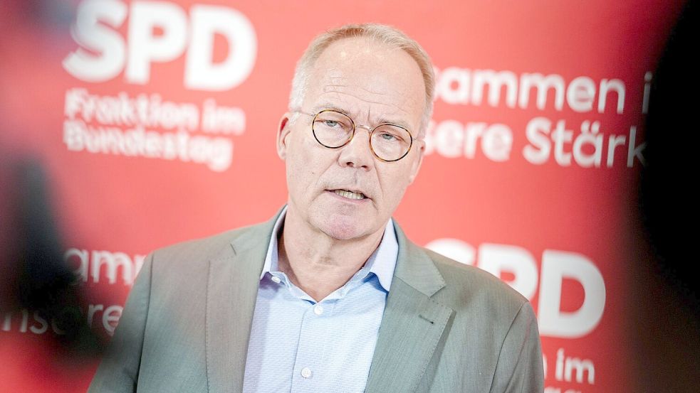 Matthias Miersch, Fraktionsvorsitzender der SPD, gibt zu Beginn der Sitzung seiner Bundestagsfraktionen eine Pressestatement. (zu dpa: „Miersch: SPD wird Reiches Energiereform nicht mitmachen“) Foto: Kay Nietfeld