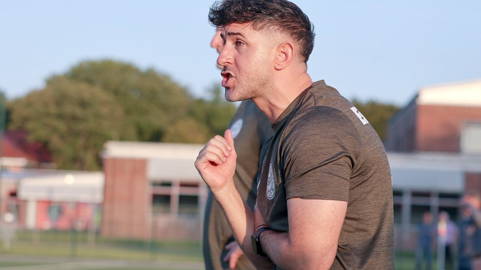 Der Ihlower Trainer Jannik Swieter sah beim 5:0-Heimsieg den 19. Sieg seiner Mannschaft. Foto: Helmut Vortanz