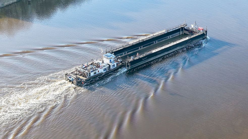 Ein Lastkahn, geschoben von dem Schubschiff „Hans“ fährt auf dem Nord-Ostsee-Kanal. Foto: Bodo Marks
