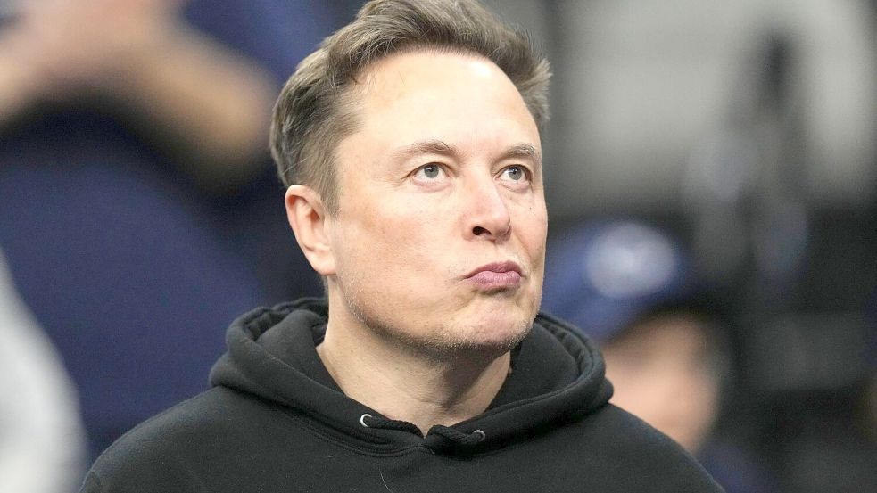 Elon Musk führt schon länger eine Fehde gegen den ChatGPT-Entwickler OpenAI. (Archivbild) Foto: Matt Rourke/AP/dpa