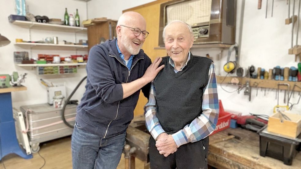 Werner Bohlen (links) und Arthur Heykes in der Werkstatt, wo ihre gemeinsame Zeit vor zwei Jahren mit zehn Küken begann. Foto: Nicole Böning