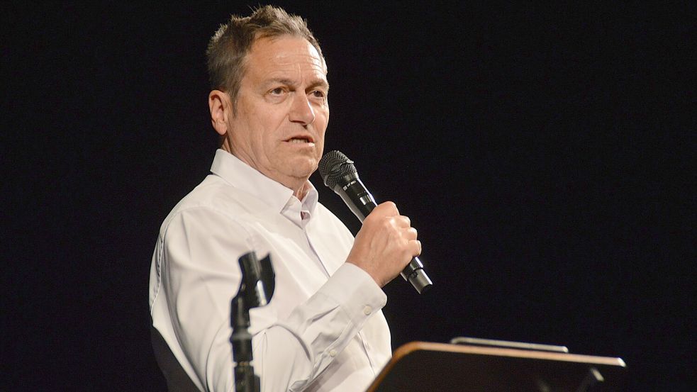 Dieter Nuhr in Aurich – ein Satiriker mit enormer Sprachgewalt. Foto: Gerd-D. Gauger