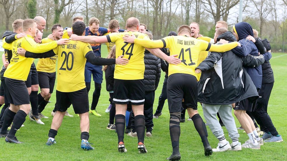 Der TuS Weene feierte seine Siegesserie. Die Schwarzen-Gelben haben in der Fußball-Ostfrieslandklasse seit dem Ende der Winterpause kein Punktspiel mehr verloren. Sie sind seit neun Spielen im neuen Jahr ungeschlagen. Foto: Wilfried Gronewold