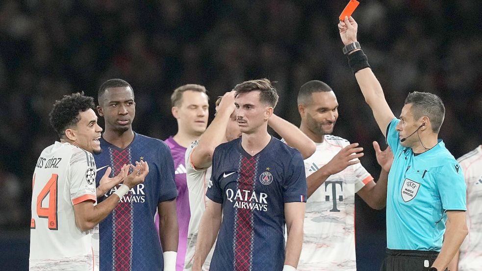 Aufreger beim 2:1 der Münchner in der Ligaphase in Paris: Der zweifache Torschütze Luis Díaz sieht die Rote Karte. (Archivbild) Foto: Thibault Camus/AP/dpa