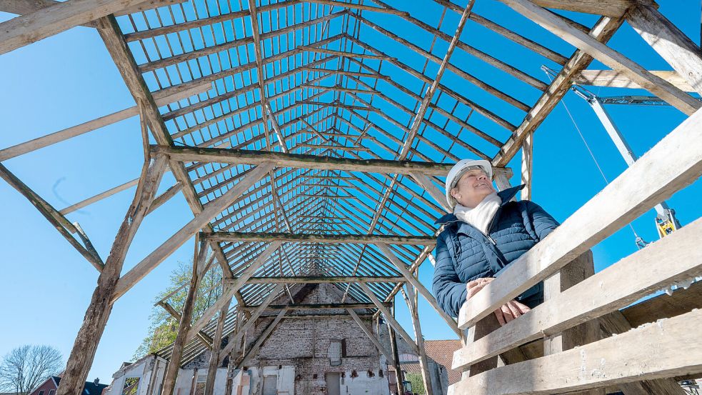 Architektin Luise Fauerbach-Geiken unter der Dachkonstruktion des denkmalgeschützten Gulfhofs in Pilsum. Foto: Klaus Ortgies