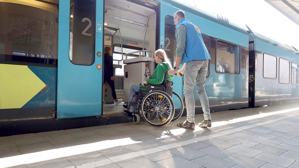 Das tägliche Geschäft: Die ehrenamtlich Mitarbeiter der Bahnhofsmission in Osnabrück unterstützen Menschen in Rollstühlen beim Ein- und Umsteigen. Foto: Thomas Wübker
