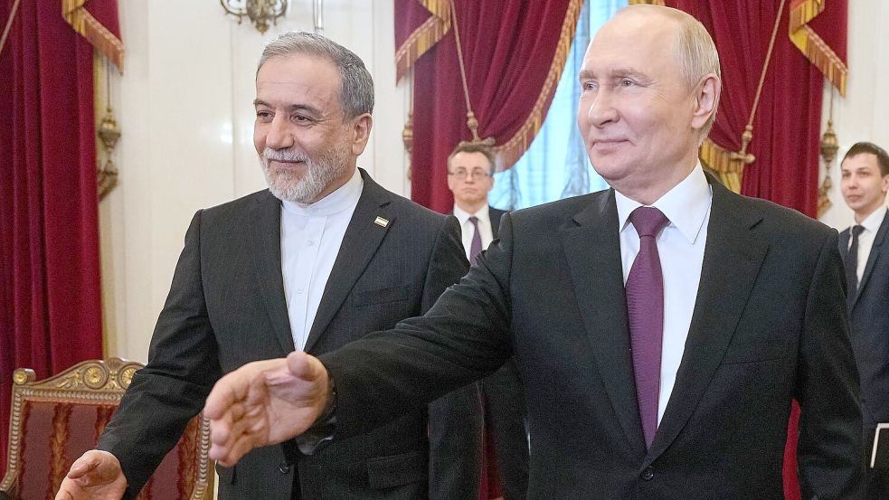 Der russische Präsident Wladimir Putin, rechts, und der iranische Außenminister Abbas Araghtschi sprachen in Moskau über den Iran-Krieg Foto: Dmitri Lovetsky