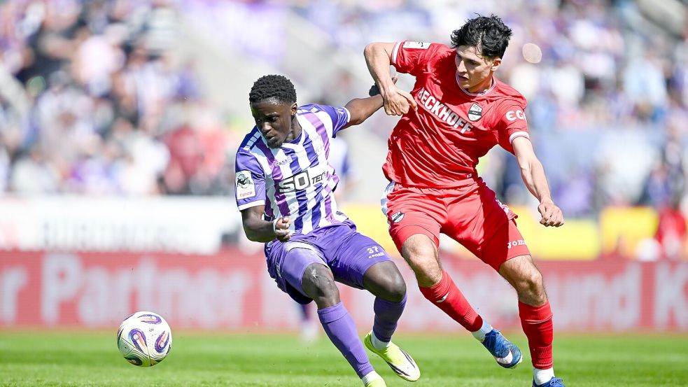 Auf dem Weg in die Bundesliga? Ismail Badjie vom VfL Osnabrück (hier im Zweikampf mit Verls Martin Ens). Foto: Michael Titgemeyer